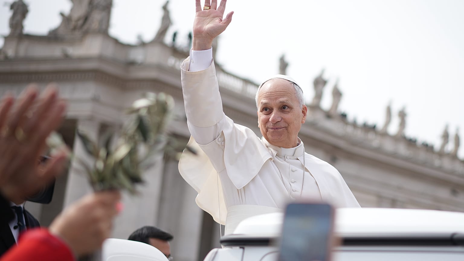 Papa Leone XIV a San Pietro durante la messa per la Domenica delle Palme