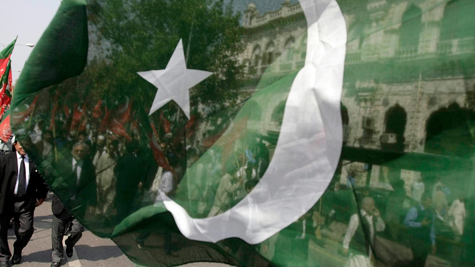 محامون باكستانيون يرفعون العلم الباكستاني