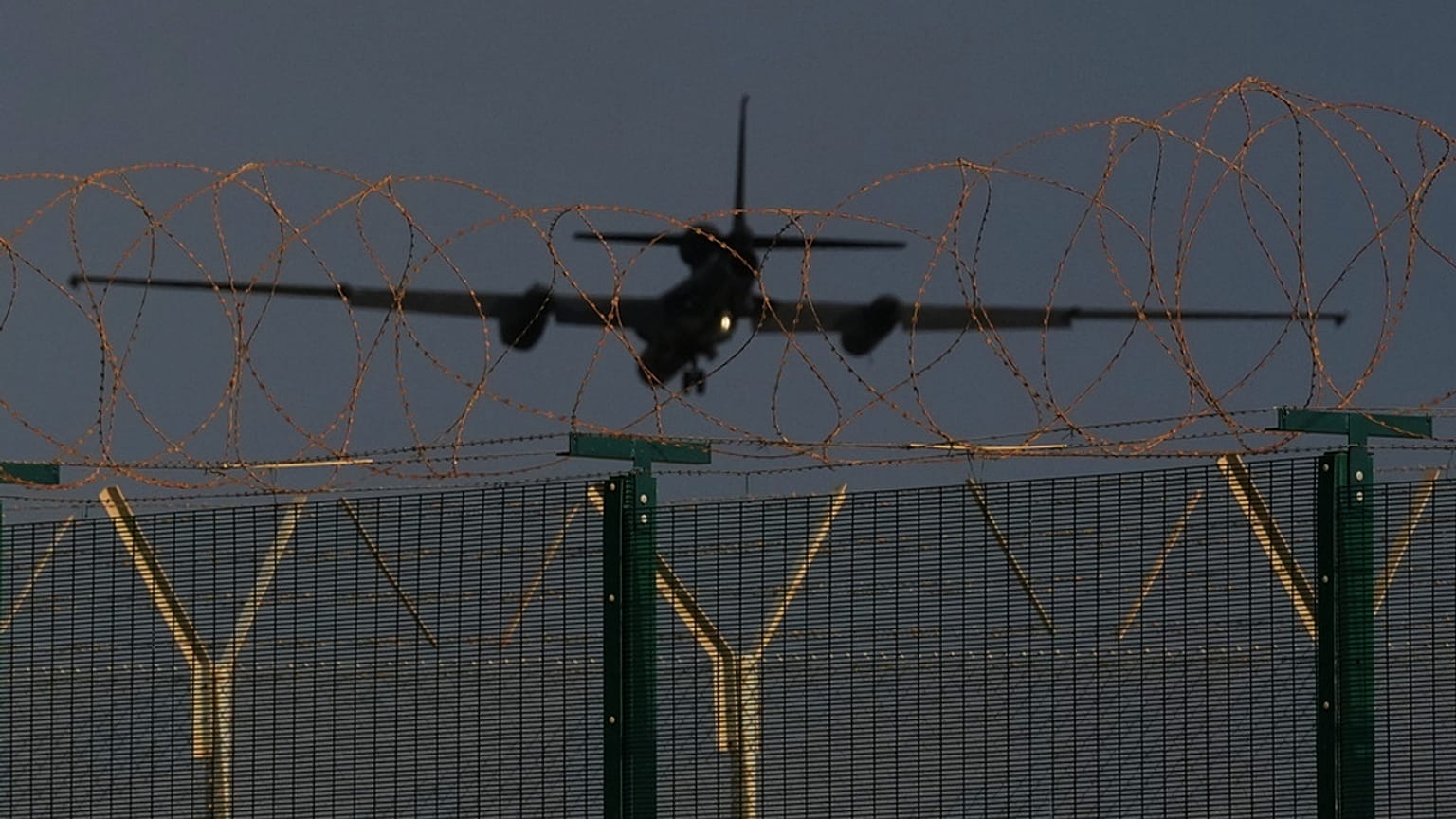 طائرة تجسس أمريكية من طراز U-2 تستعد للهبوط في قاعدة أكروتيري الجوية البريطانية قرب ليماسول في قبرص، في 7 مارس 2026.