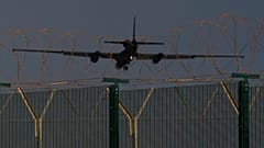 طائرة تجسس أمريكية من طراز U-2 تستعد للهبوط في قاعدة أكروتيري الجوية البريطانية قرب ليماسول في قبرص، في 7 مارس 2026.