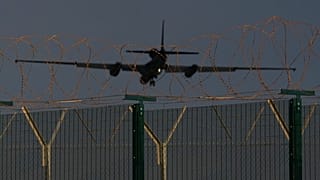 طائرة تجسس أمريكية من طراز U-2 تستعد للهبوط في قاعدة أكروتيري الجوية البريطانية قرب ليماسول في قبرص، في 7 مارس 2026.