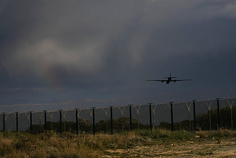 طائرة تجسس أمريكية من طراز U-2 تستعد للهبوط في قاعدة أكروتيري الجوية البريطانية قرب ليماسول في قبرص، في 7 مارس 2026.