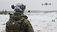 Finnische Soldaten bedienen eine Drohne auf dem Truppenübungsplatz Rovajaervi, während der NATO-Arktisübungen Cold Response in Rovaniemi, Finnland, Dienstag, 17. März 2026