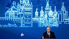 Putin bei einer Unternehmerkonferenz, Russlands Präsident soll "Wegwerf"-Agenten in Deutschland einsetzen