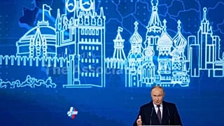 Putin bei einer Unternehmerkonferenz, Russlands Präsident soll "Wegwerf"-Agenten in Deutschland einsetzen