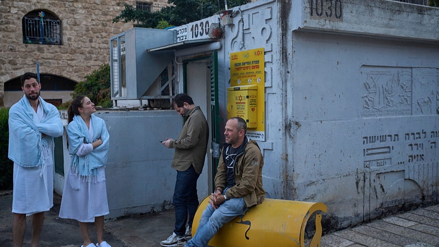 تجمّع أشخاص قرب ملجأ مع دوي صفارات الإنذار تحذيرًا من صواريخ إيرانية في مدينة يافا قرب تل أبيب، 26 مارس 2026