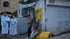 تجمّع أشخاص قرب ملجأ مع دوي صفارات الإنذار تحذيرًا من صواريخ إيرانية في مدينة يافا قرب تل أبيب، 26 مارس 2026