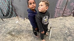طفلان فلسطينيان في مخيم للنازحين في دير البلح وسط قطاع غزة