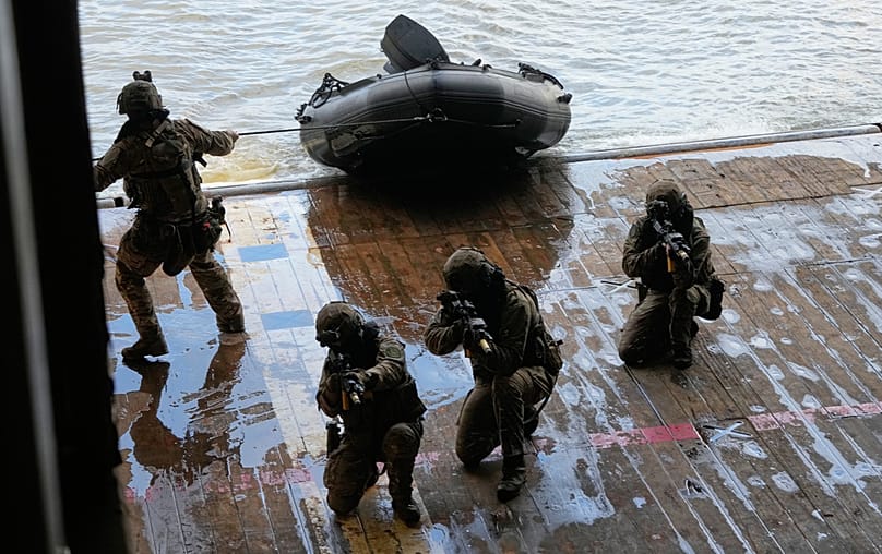 جنود من مشاة البحرية الفرنسية خلال مناورات "أوريون 2026" في ميناء سان نازير غربي فرنسا، الخميس، 19 فبراير 2026.