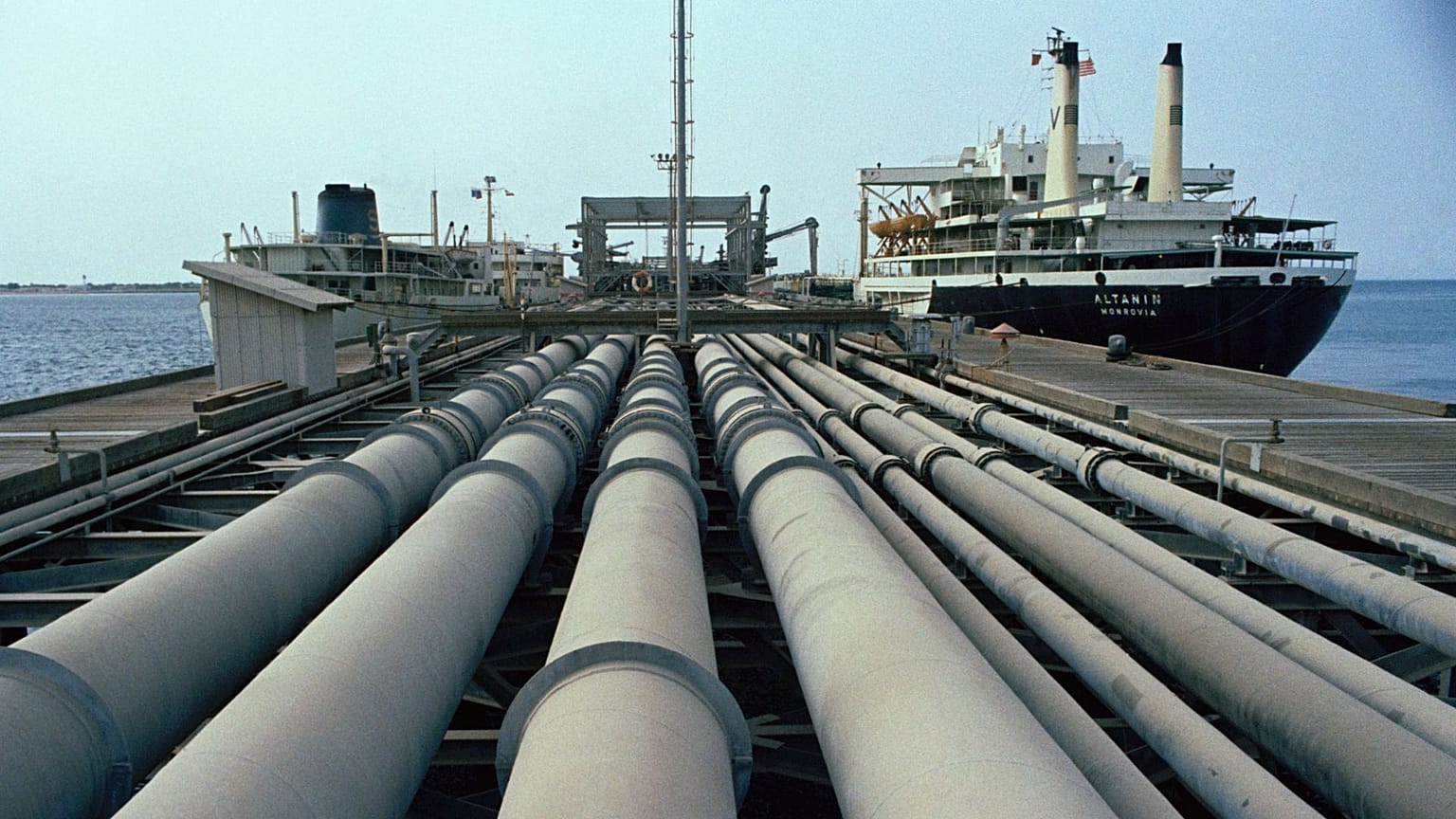 لوله‌های نفت در جزیره خارک