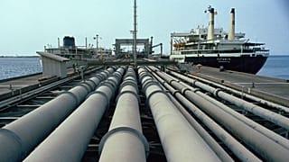 لوله‌های نفت در جزیره خارک