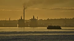 Eine Fähre fährt durch die Bucht von Havanna, vorbei an der Ölraffinerie Nico Lopez, wo kubanische Tanker in der Bucht von Havanna vor Anker liegen, 24. März 2026
