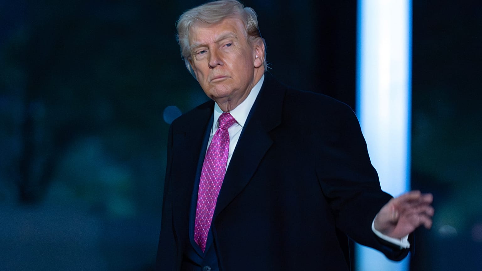 El presidente Donald Trump saluda a los medios de comunicación mientras camina por el jardín sur a su llegada a la Casa Blanca, el 29 de marzo de 2026, en Washington.