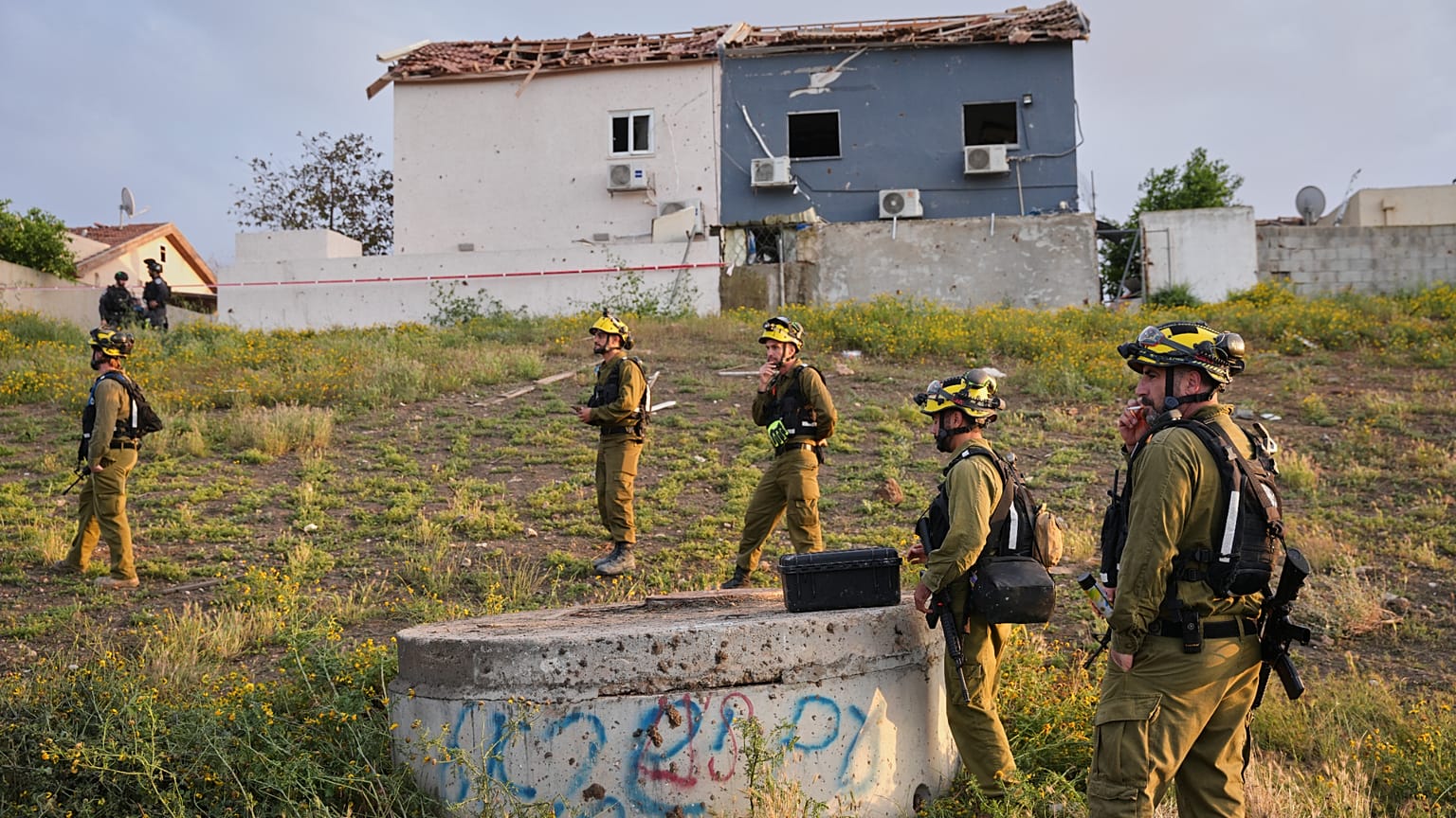 تعمل قوات الأمن الإسرائيلية في موقع ضربة صاروخية إيرانية في بئر السبع، جنوب إسرائيل، الأحد 29 مارس/آذار 2026. 