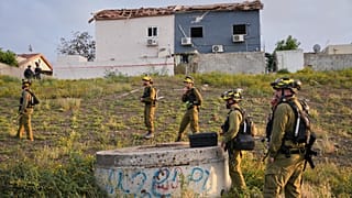 تعمل قوات الأمن الإسرائيلية في موقع ضربة صاروخية إيرانية في بئر السبع، جنوب إسرائيل، الأحد 29 مارس/آذار 2026. 