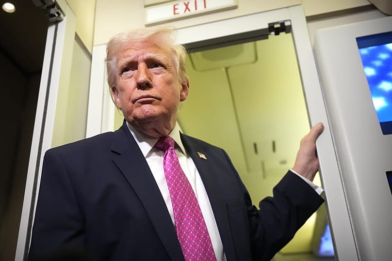 يتحدث الرئيس الأميركي دونالد ترامب إلى الصحافيين على متن "إير فورس وان" خلال رحلة من فلوريدا إلى ماريلاند، 29 مارس/آذار 2026.