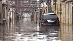 Überflutete Straßen in Machatschkala: Nach tagelangen Regenfällen kämpfen Anwohner und Rettungskräfte am 29. März 2026 mit schweren Überschwemmungen.