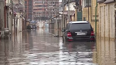 Makhatchkala : des rues restent inondées après plusieurs jours de fortes pluies, habitants et secours font face à de graves inondations le 29 mars 2026
