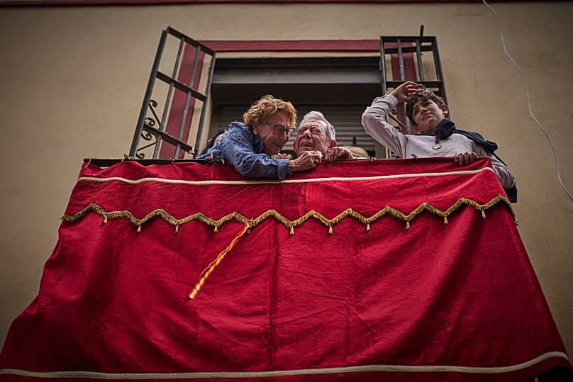 Un hombre rompe a llorar mientras una imagen de la Virgen María es llevada en procesión por las calles de Sevilla durante la Semana Santa, el domingo 13 de abril de 2025