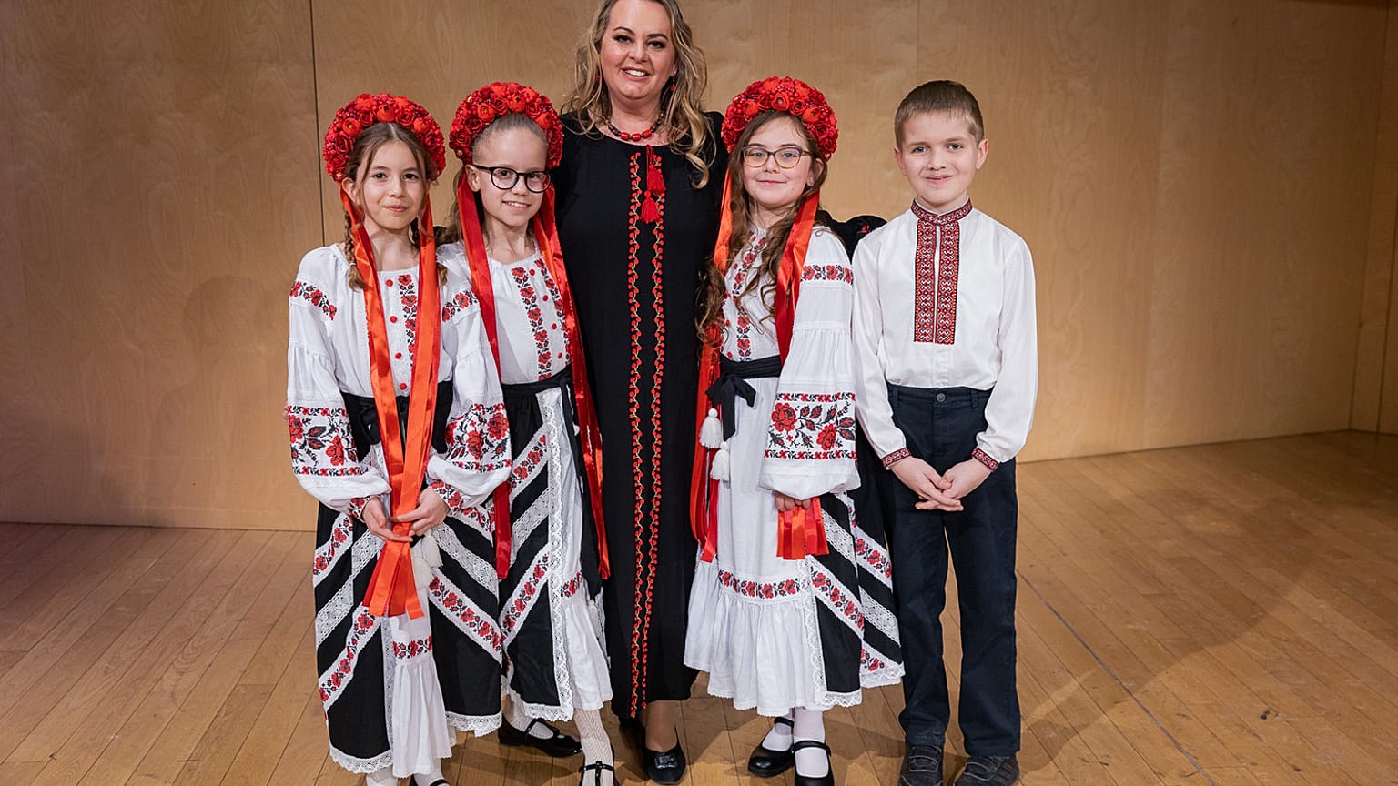 Grexa Liliána néptáncos gyerekekkel