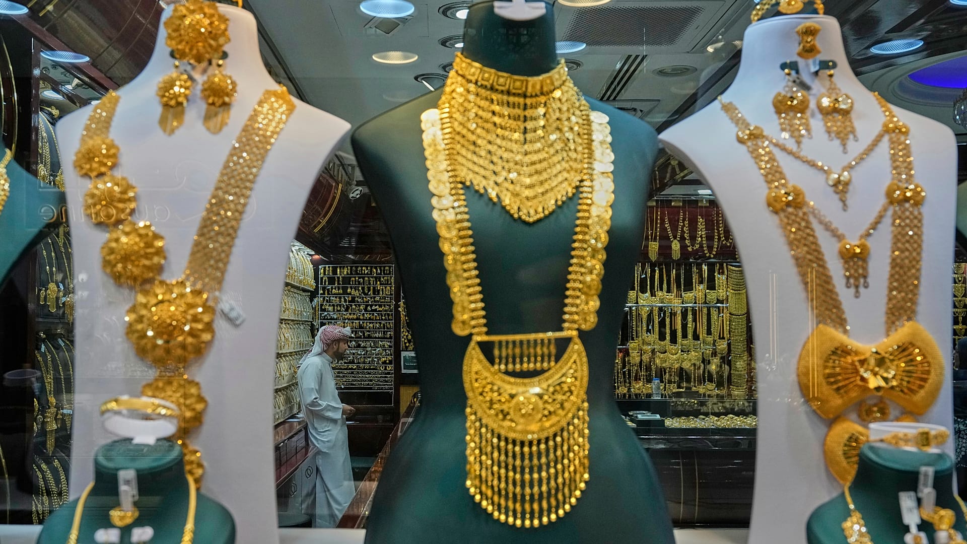 ARCHÍV: Egy boltos vásárlókra vár, miközben ékszereket állítanak ki egy aranypiacon Dubajban, az Egyesült Arab Emírségekben, 2025 áprilisában.