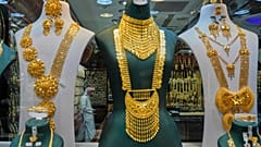 ARCHIV: Ein Ladenbesitzer wartet in einem Goldmarkt in Dubai, Vereinigte Arabische Emirate, auf Kundschaft. Schmuck liegt im April 2025 aus.