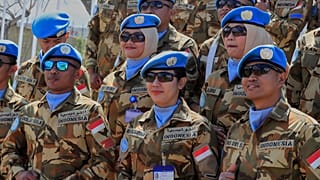 جنود حفظ السلام الإندونيسيون يحضرون مراسم الذكرى الـ47 لتأسيس يونيفيل في الناقورة جنوب لبنان، 19 مارس/آذار 2025.