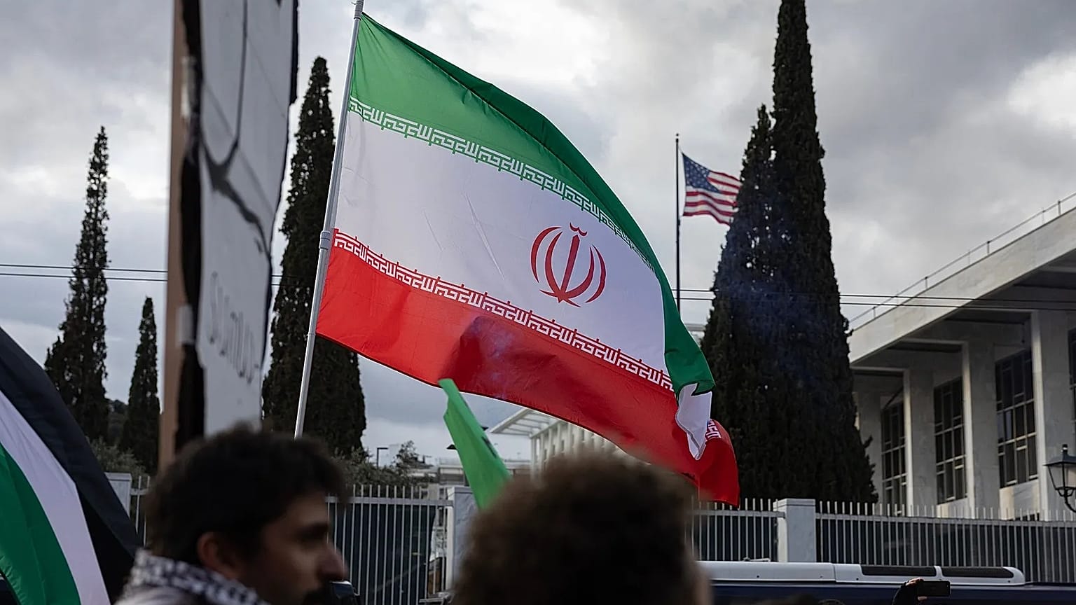 صورة تعبيرية..متظاهرون يسيرون خلال احتجاج ضد الحرب الأمريكية والإسرائيلية ضد إيران وحزب الله، خارج السفارة الأمريكية في أثينا