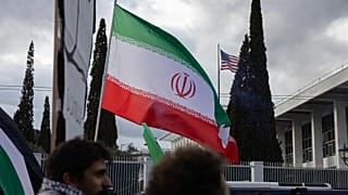 صورة تعبيرية..متظاهرون يسيرون خلال احتجاج ضد الحرب الأمريكية والإسرائيلية ضد إيران وحزب الله، خارج السفارة الأمريكية في أثينا