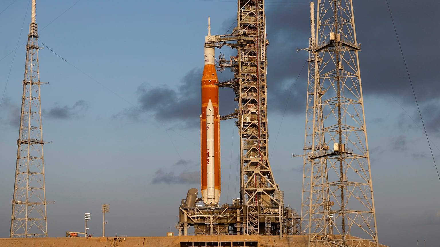 Il razzo lunare Artemis II della NASA si trova sulla piattaforma di lancio 39-B del Kennedy Space Center all'alba di domenica 29 marzo 2026 a Cape Canaveral, in Florida