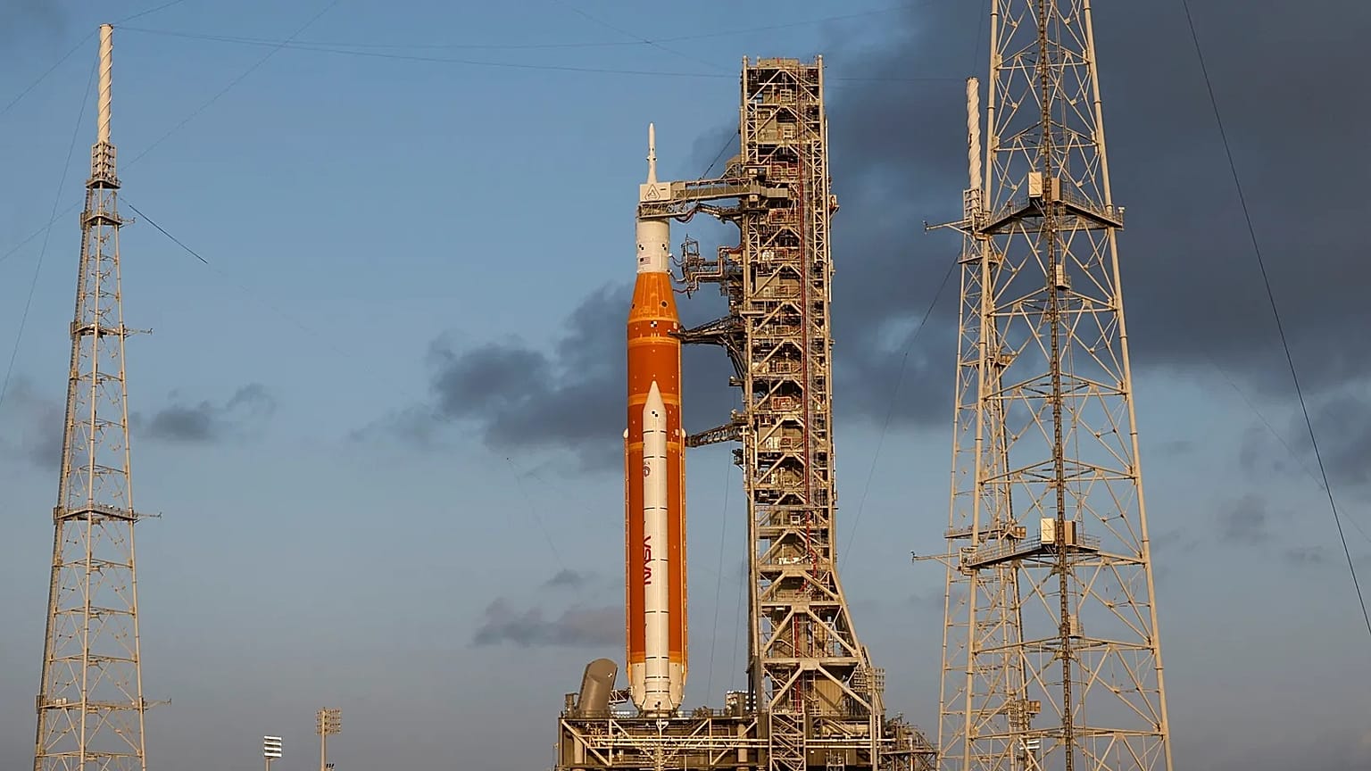 NASA Artemis II holdrakéta a Kennedy Űrközpont 39B indítóállásán áll napkeltekor, 2026. március 29-én, vasárnap