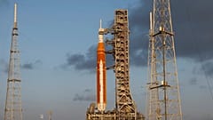 Die Artemis‑II‑Mondrakete der Nasa steht am Sonntag, dem neunundzwanzigsten März zweitausendsechsundzwanzig, bei Sonnenaufgang auf Startrampe 39‑B im Kennedy Space Center.