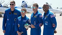 Die Artemis-2-Besatzung mit Jeremy Hansen aus Kanada, Christina Koch, Kommandant Reid Wiseman und Pilot Victor Glover stellt sich zum Foto auf.