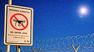 Am Freitag, dem 3. Oktober 2025, ist am Flughafen München ein Schild zu sehen, das Drohnen verbietet