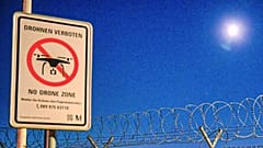 Am Freitag, dem 3. Oktober 2025, ist am Flughafen München ein Schild zu sehen, das Drohnen verbietet