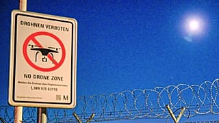 Am Freitag, dem 3. Oktober 2025, ist am Flughafen München ein Schild zu sehen, das Drohnen verbietet