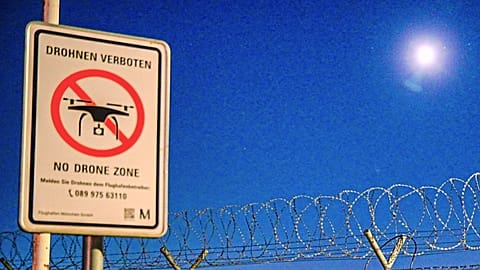 A drónokat tiltó tábla látható a müncheni repülőtéren pénteken, 2025. október 3-án.