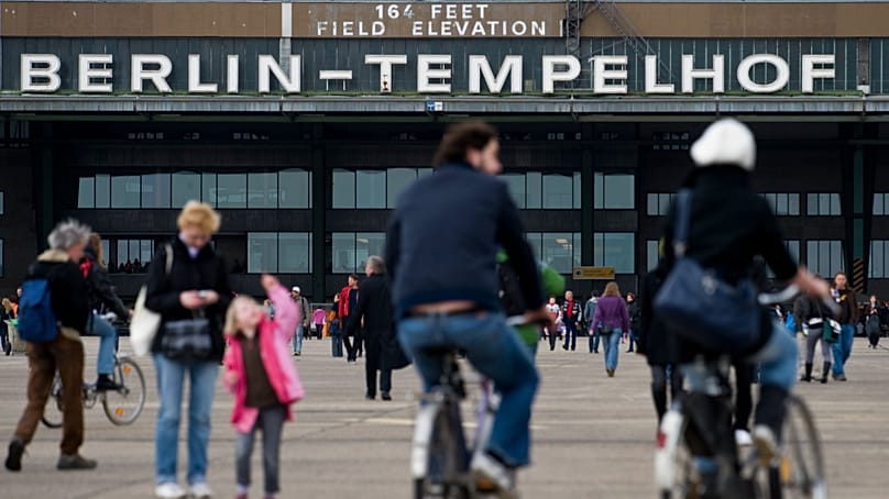 Besucher besichtigen am Samstag, 8. Mai 2010, in Berlin das ehemalige Rollfeld des Flughafens Berlin-Tempelhof