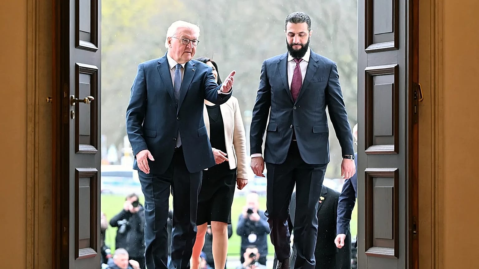 استقبل الرئيس الألماني فرانك-فالتر شتاينماير، على اليسار، الرئيس السوري أحمد الشرع في قصر بيلفيو في برلين،