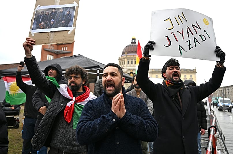 Menschen demonstrieren gegen den syrischen Übergangspräsidenten gegenüber des Auswärtiges Amts in Berlin, 30. März 2026