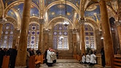 Wierni uczestniczą w nabożeństwie w Bazylice Wszystkich Narodów, prowadzonej przez kardynała Pierbattistę Pizzaballę, łacińskiego patriarchę Jerozolimy, 29 marca 2026 r. 