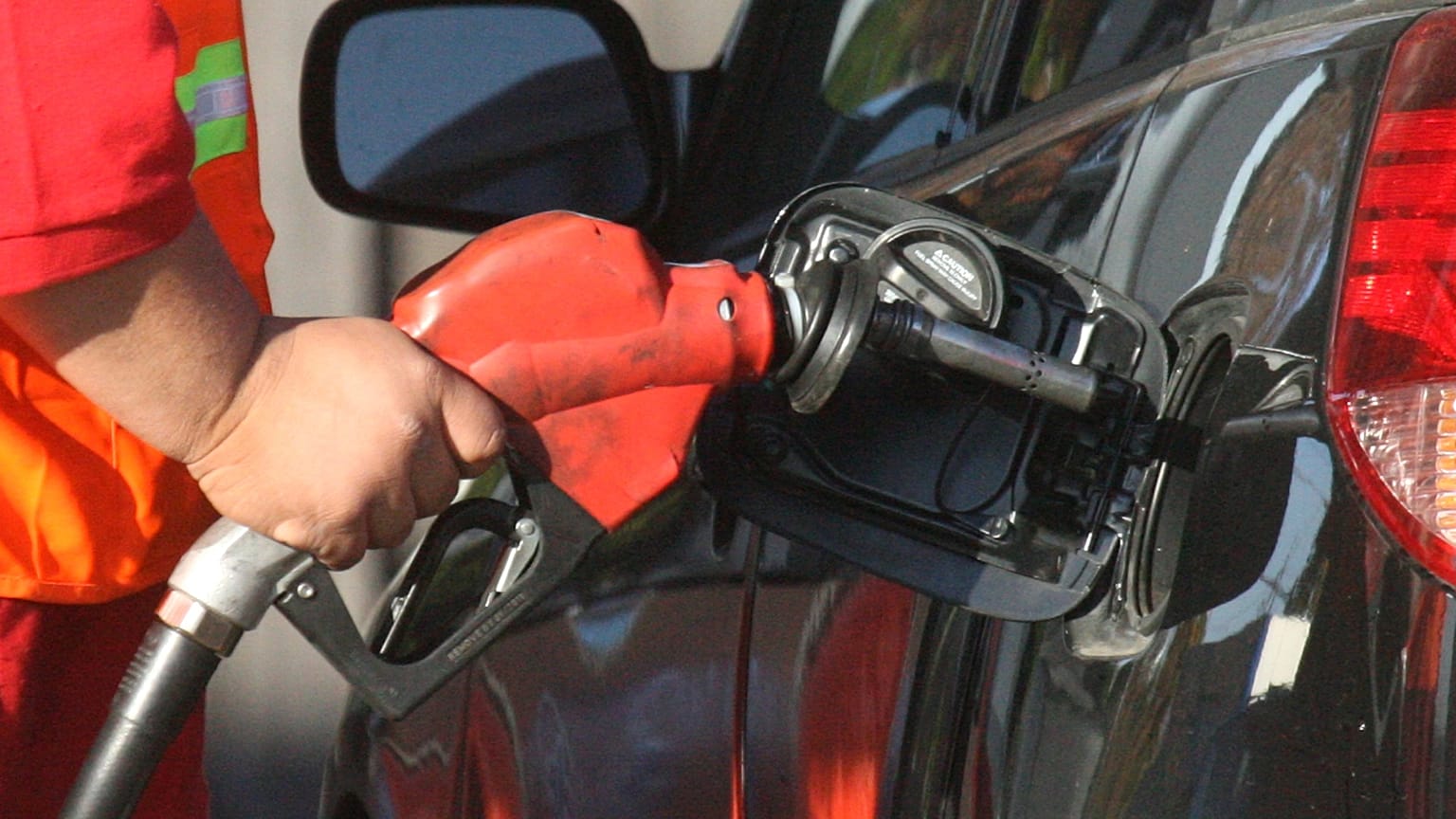 Gas is pumped into a vehicle in Portland, Tuesday, Nov. 6, 2007.