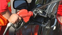 In Portland wird am Dienstag, dem sechsten November zweitausendsieben, Benzin in ein Auto getankt.