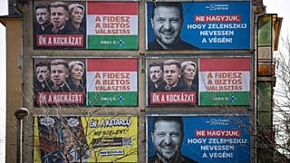 Carteles de campaña expuestos en una pared de Budapest, 14 de marzo de 2026