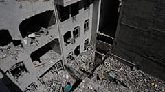 Ein Gebäude wird beschädigt, nachdem in der Nacht ein nahegelegenes Wohnhaus bei einem US-israelischen Angriff in Teheran getroffen wurde, Freitag, 27. März 2026.