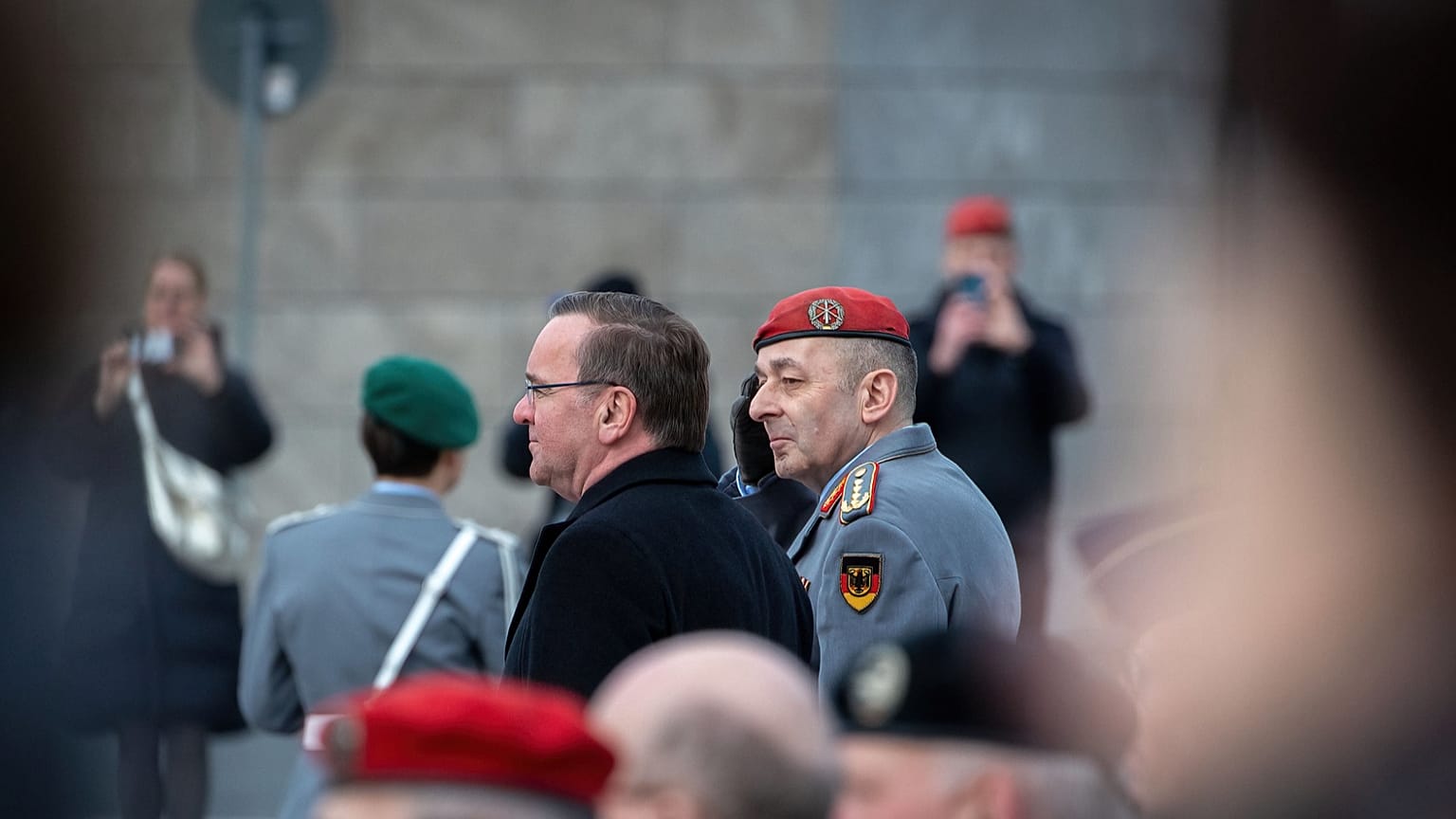 Pistorius begrüßt General Carsten Breuer als Generalinspekteur der Bundeswehr mit militärischen Ehren im BMVg, 17.03.2023
