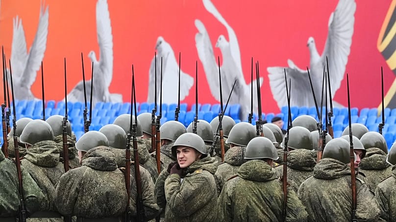 Soldaten mit sowjetischen Helmen während einer Probe für die Militärparade zum Tag des Sieges in St. Petersburg, 5. Mai 2025