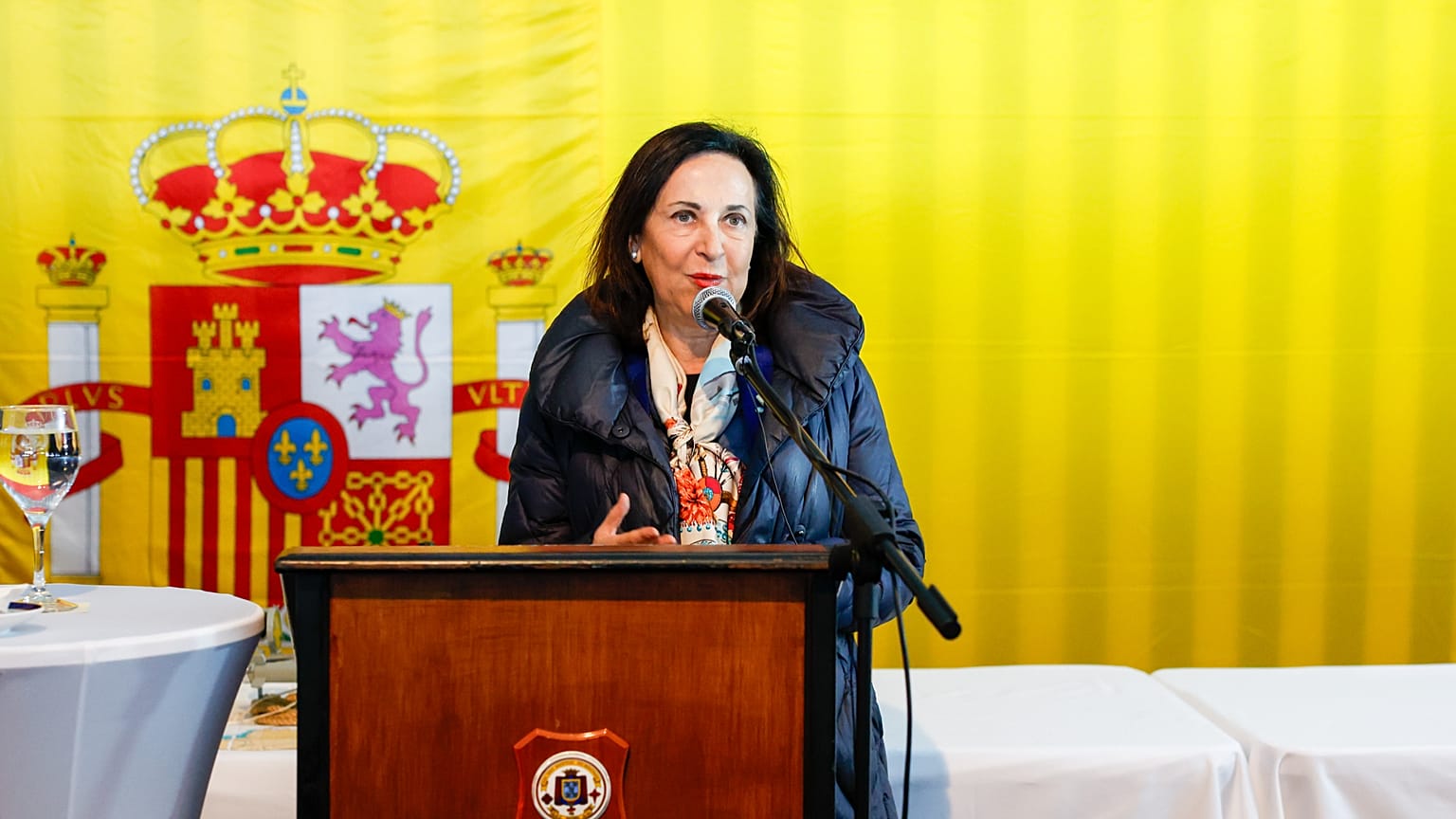 Министр обороны Маргарита Роблес посещает фрегат F-102 "Альмиранте Хуан де Борбон", командный корабль Постоянной морской группы НАТО, в Дублине.