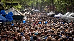 La Rambla de Barcelona durante Sant Jordi, en el quie es costumbre regalar libros y rosas en Cataluña, durante el domingo 23 de abril de 2023