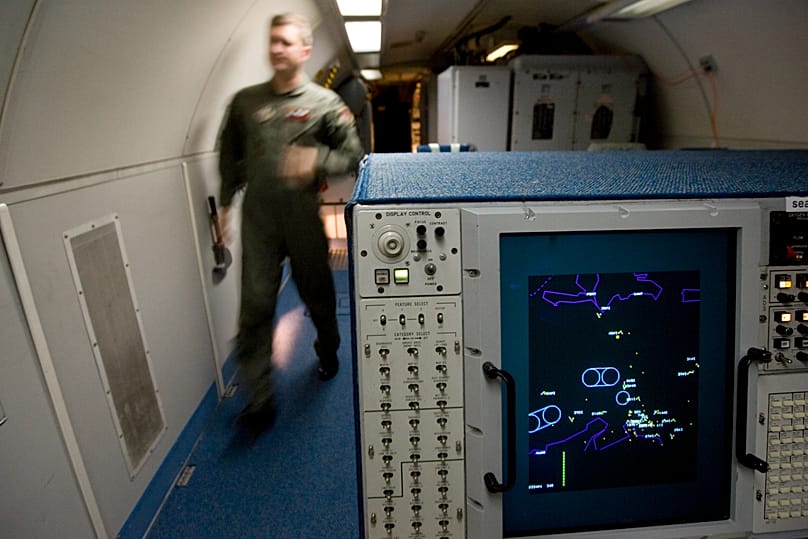 تجهیزات الکترونیکی داخل آواکس